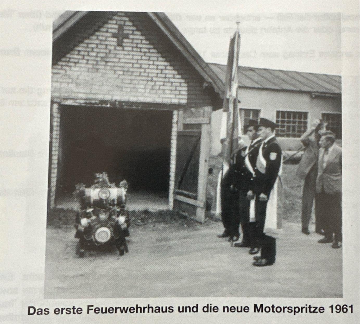 Das erste Feuerwehrhaus und die neue Motorspritze 1961