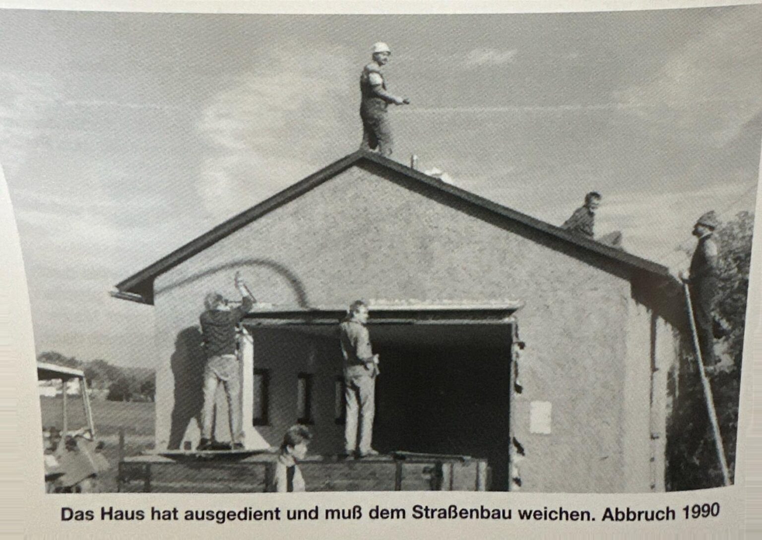 Das haus hat ausgedient und muss dem Straßenbau weichen. Abbruch 1990